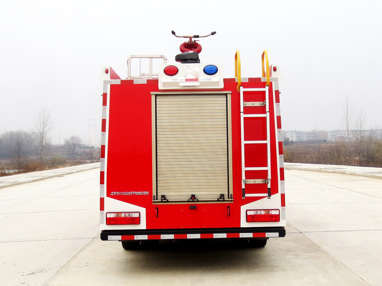 東風(fēng)多利卡D7-5.5立方水罐消防車