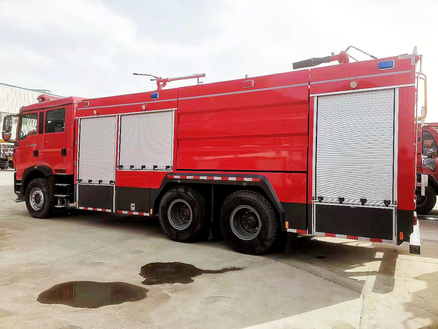 豪沃后雙橋干粉泡沫聯用消防車