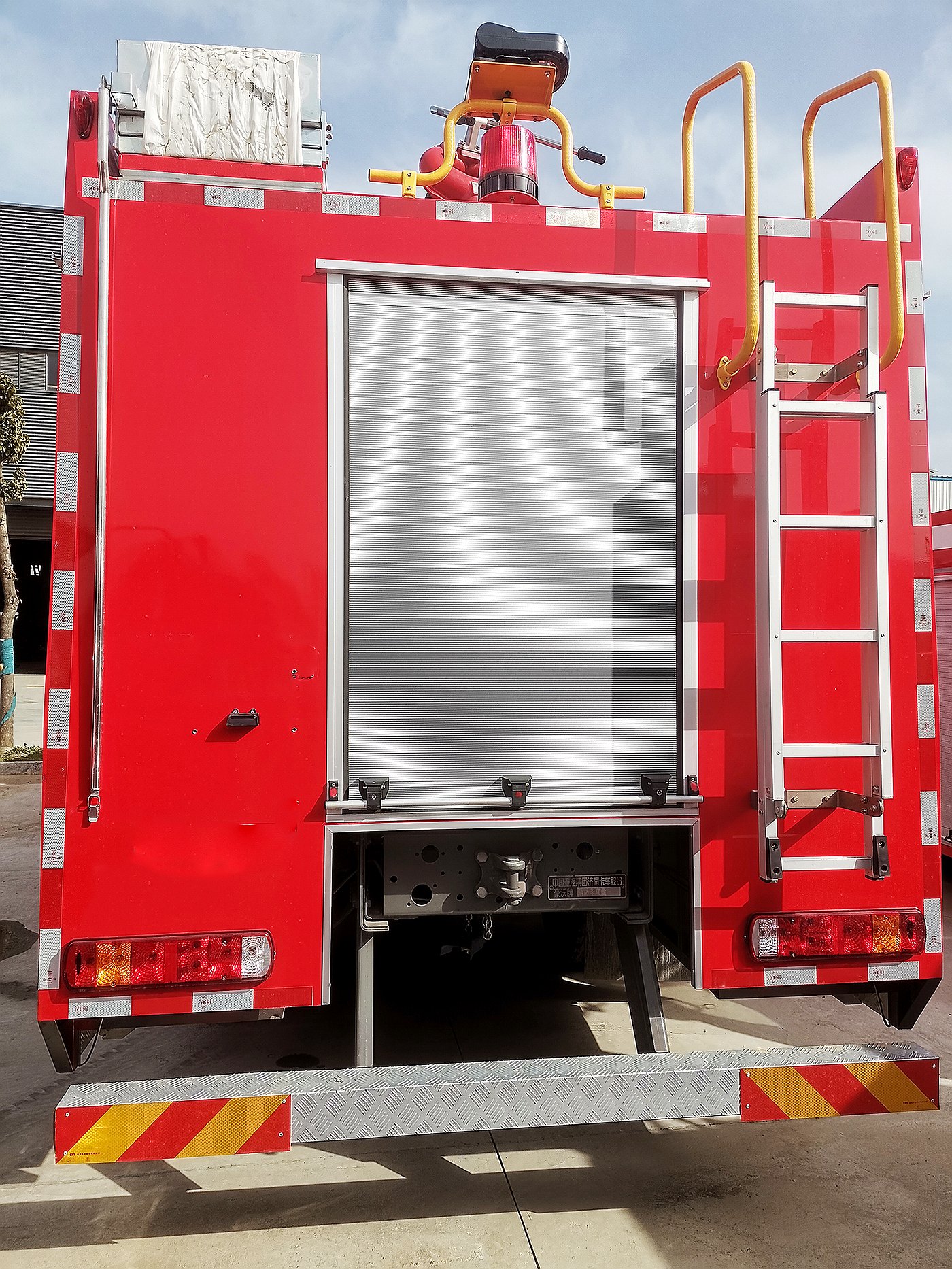 豪沃后雙橋干粉泡沫聯用消防車