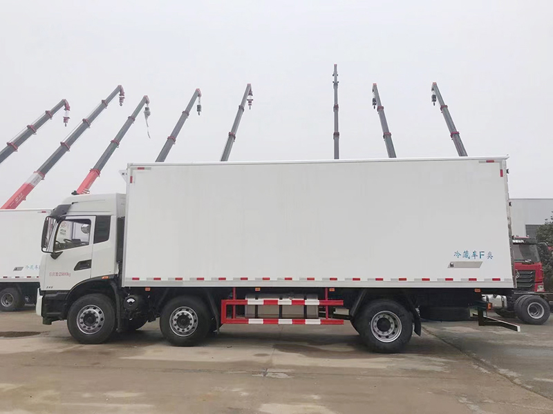 天錦KR小三軸高頂雙臥冷藏車(chē)